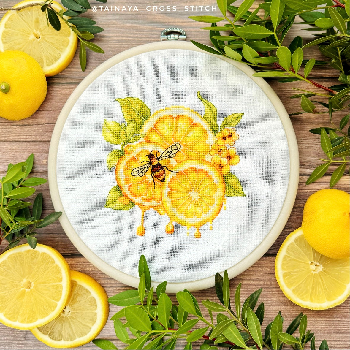 Set de brodat în cruciuliță cu cercul de brodat inclus Luca-S - Sucul de Lamâie, BC234