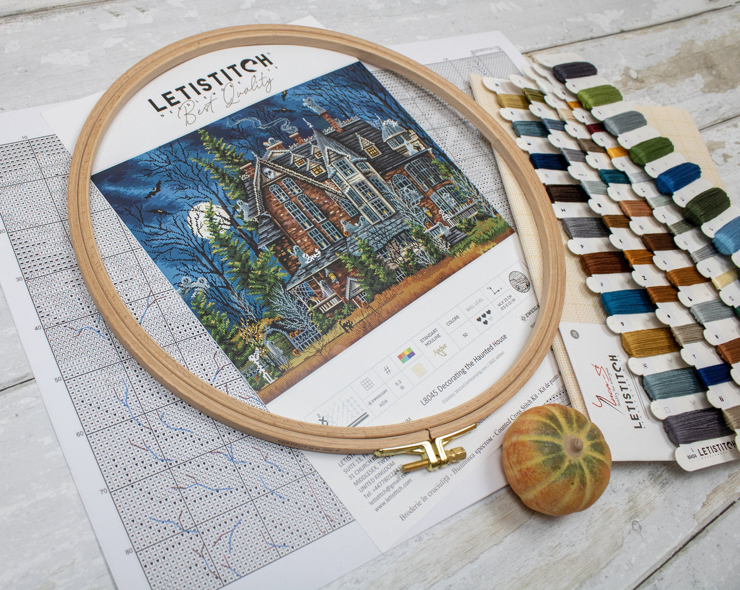 Set de brodat în cruciuliță LetiStitch - Decorarea Casei Bântuite