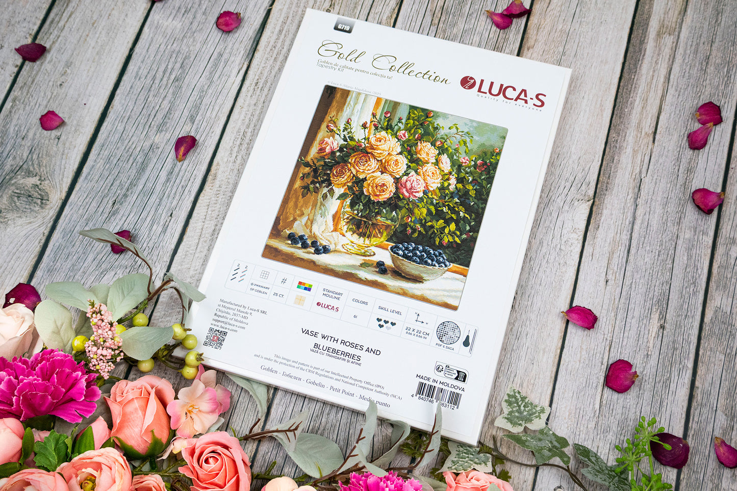 Set de brodat în goblen Luca-S GOLD - Vază cu Trandafiri și Afine, G719