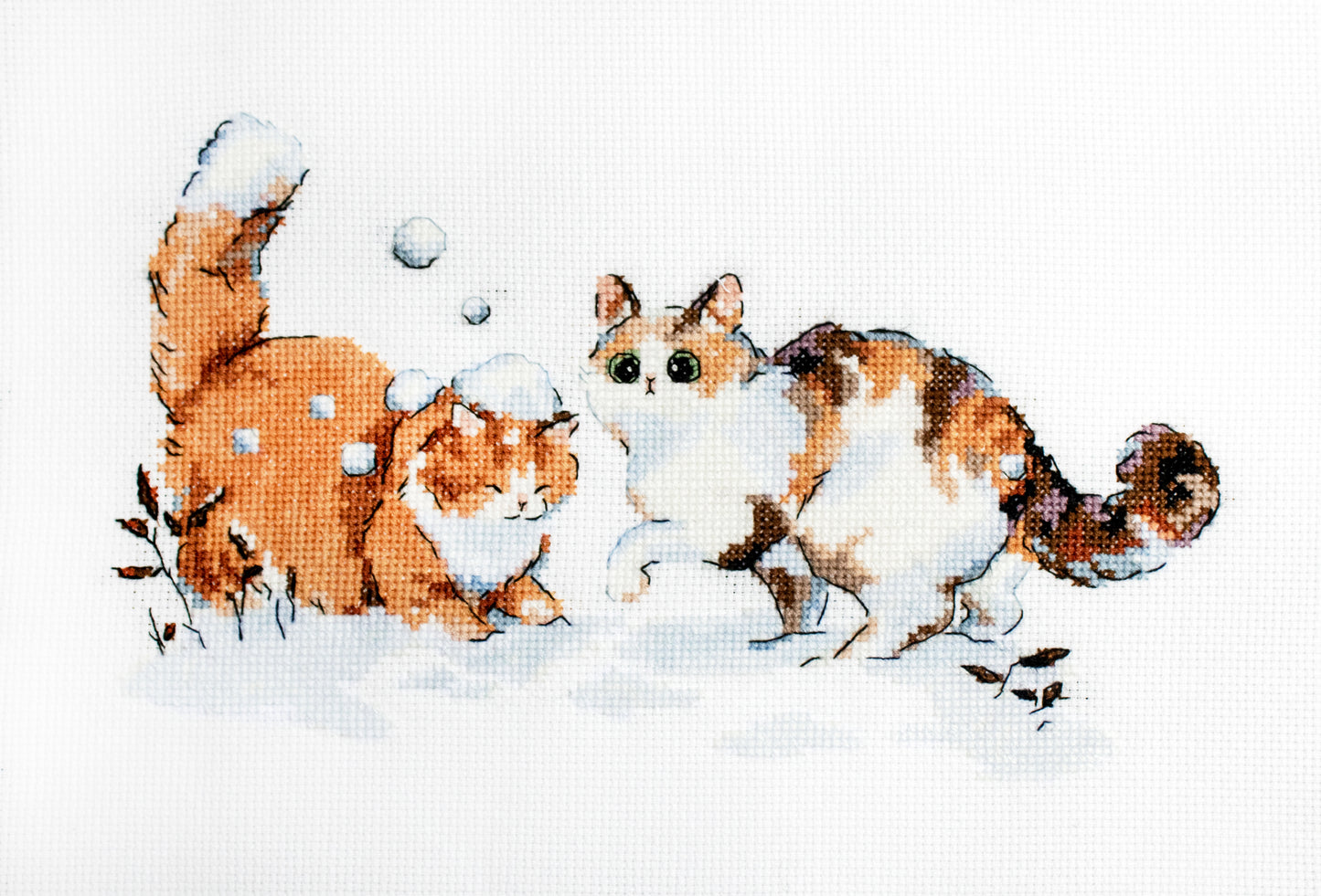 Set de brodat în cruciuliță LetiStitch - Pisicuțele de iarnă, L8813