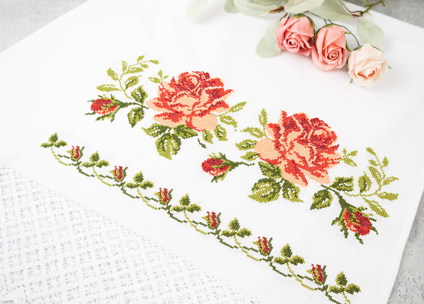 Prosop brodat trandafiri