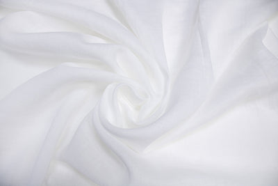 Luca-S 100% натуральная льняная ткань, мятая, натурального белого цвета.