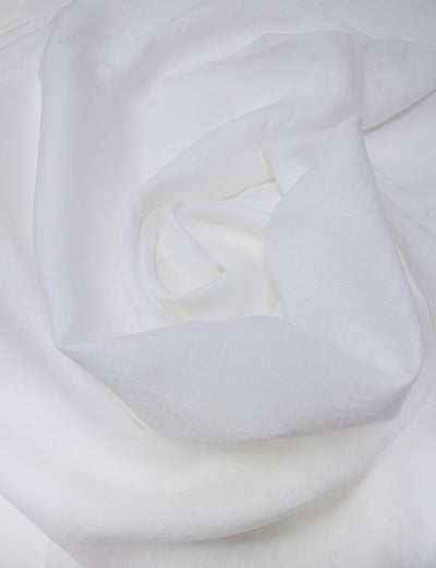 Luca-S 100% натуральное льняное полотно, мятое, натурального белого цвета.
