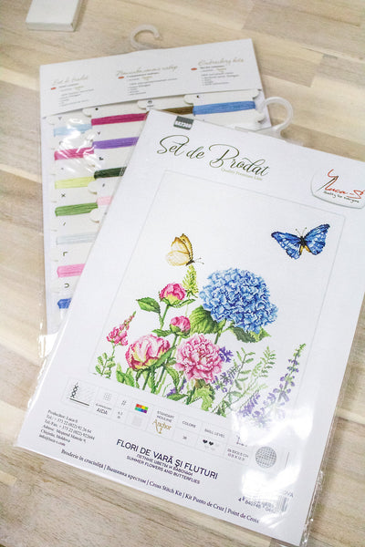 Set de brodat în cruciuliță Luca-S - B2360 Flori de vară şi fluturi