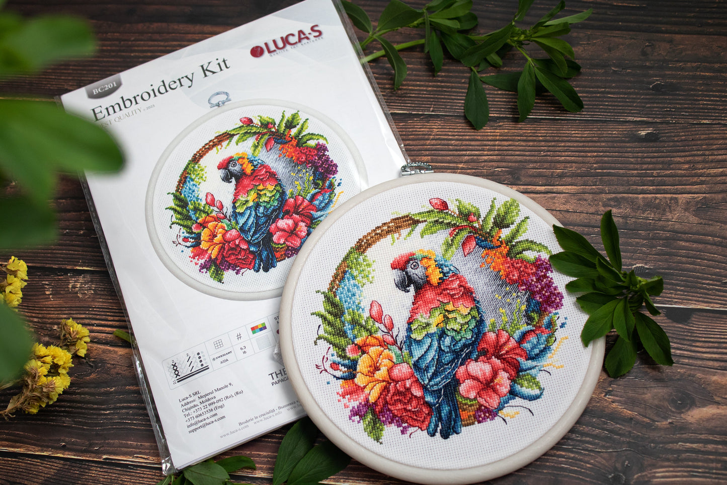 Set de brodat în cruciuliță cu cercul de brodat inclus - BC201 Papagalul Tropical