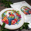 Set de brodat în cruciuliță cu cercul de brodat inclus - BC201 Papagalul Tropical