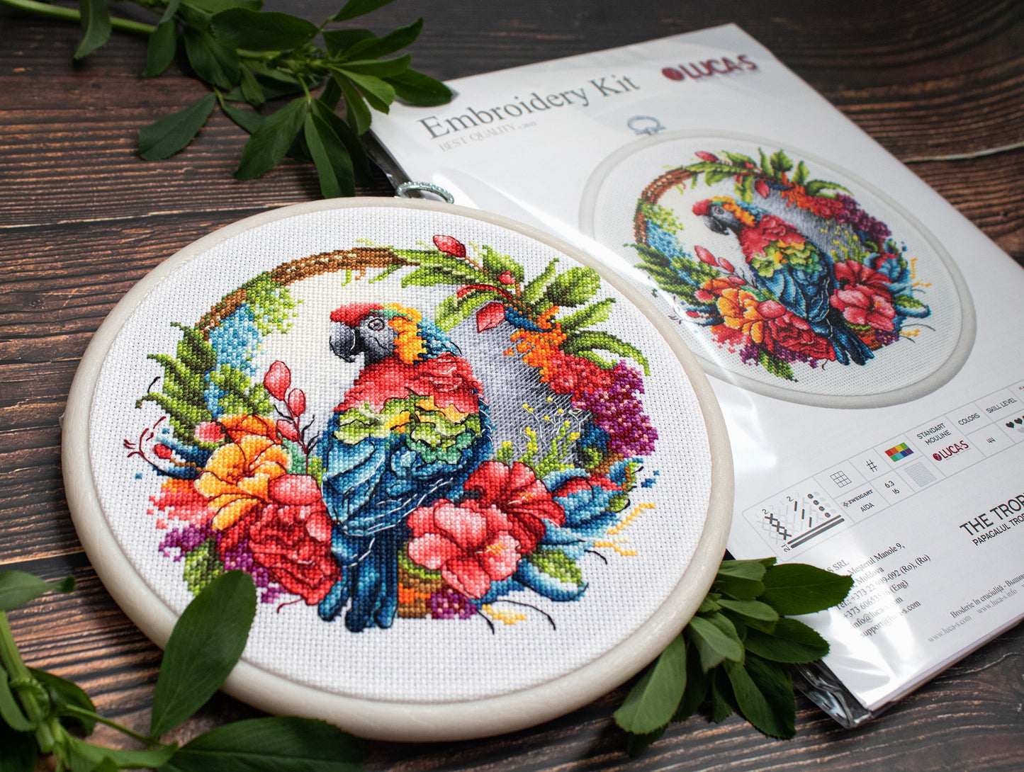 Set de brodat în cruciuliță cu cercul de brodat inclus - BC201 Papagalul Tropical