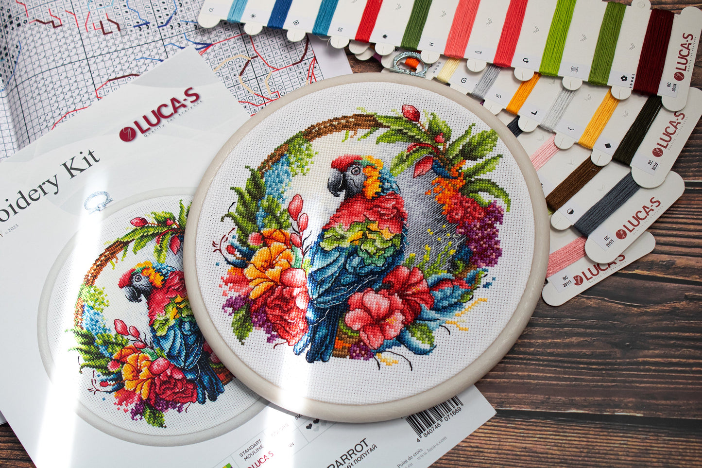 Set de brodat în cruciuliță cu cercul de brodat inclus - BC201 Papagalul Tropical