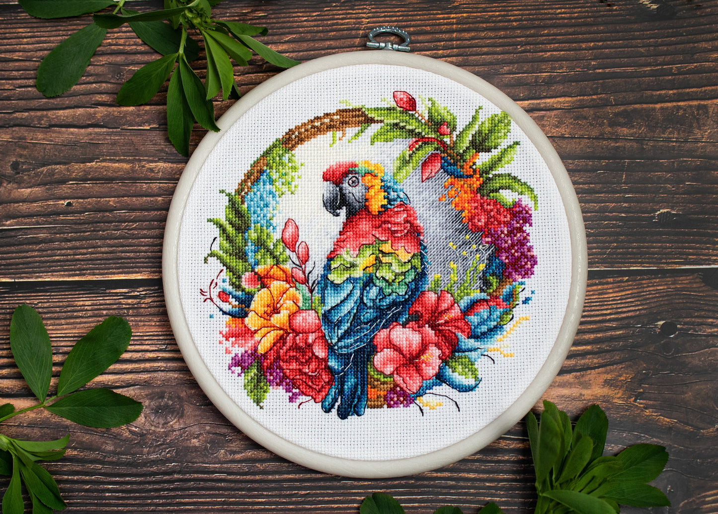 Set de brodat în cruciuliță cu cercul de brodat inclus - BC201 Papagalul Tropical