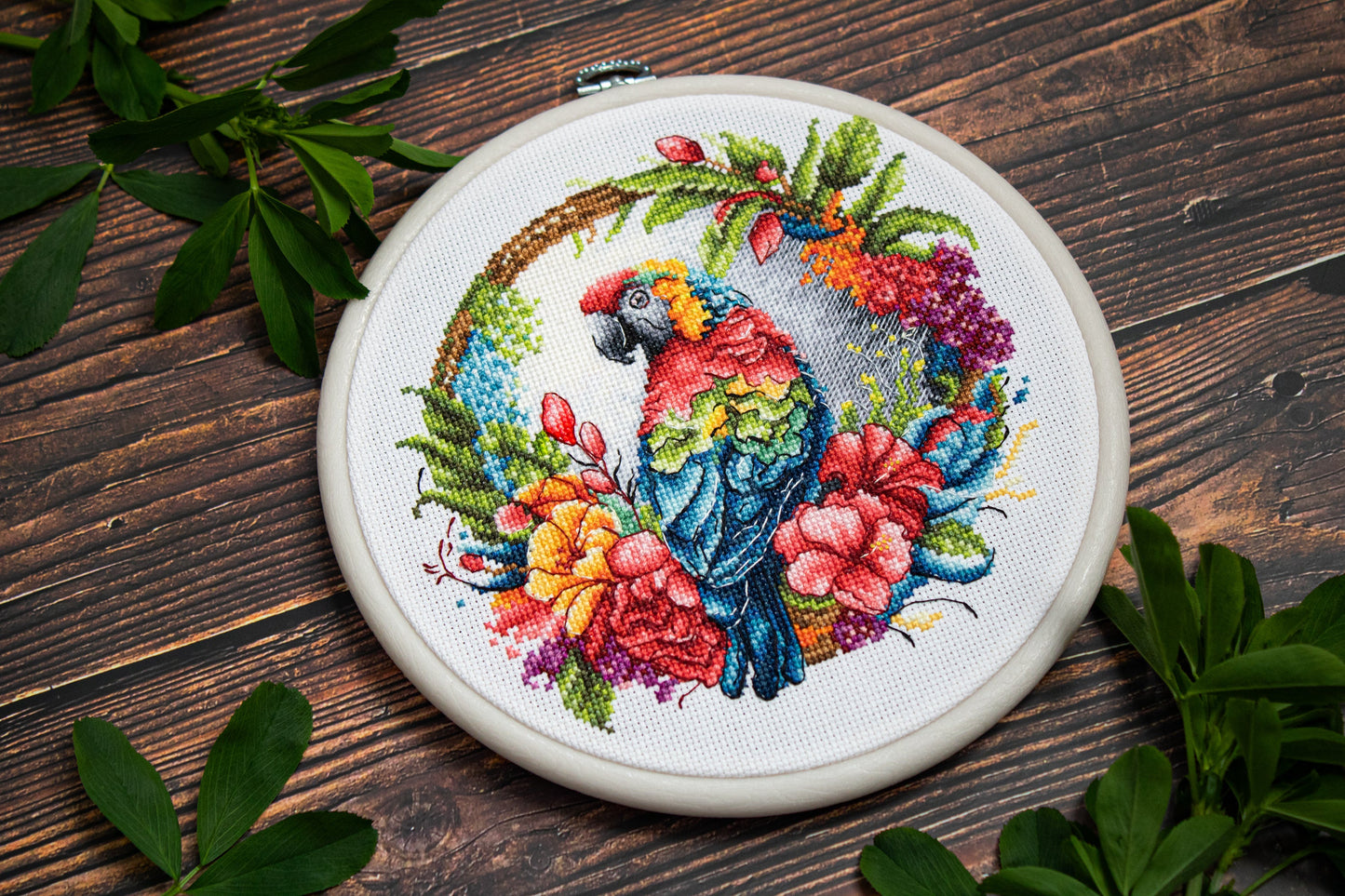 Set de brodat în cruciuliță cu cercul de brodat inclus - BC201 Papagalul Tropical
