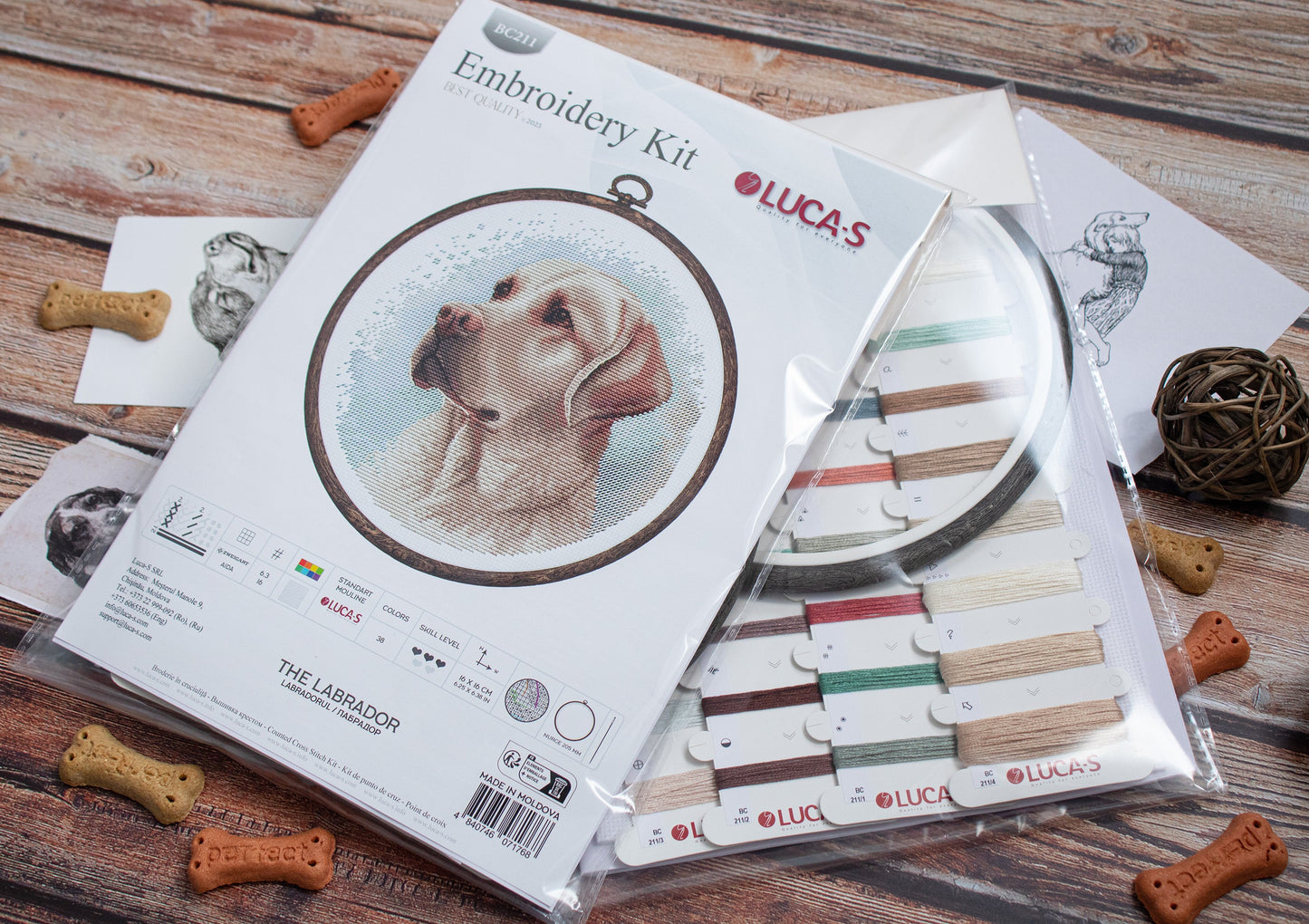 Set de brodat în cruciuliță cu cercul de brodat inclus- BC211 Labradorul