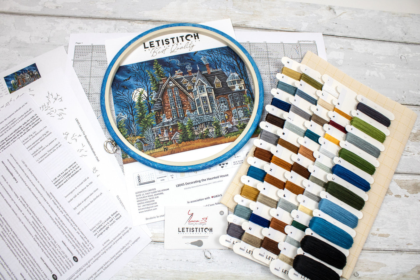 Set de brodat în cruciuliță LetiStitch - Decorarea Casei Bântuite