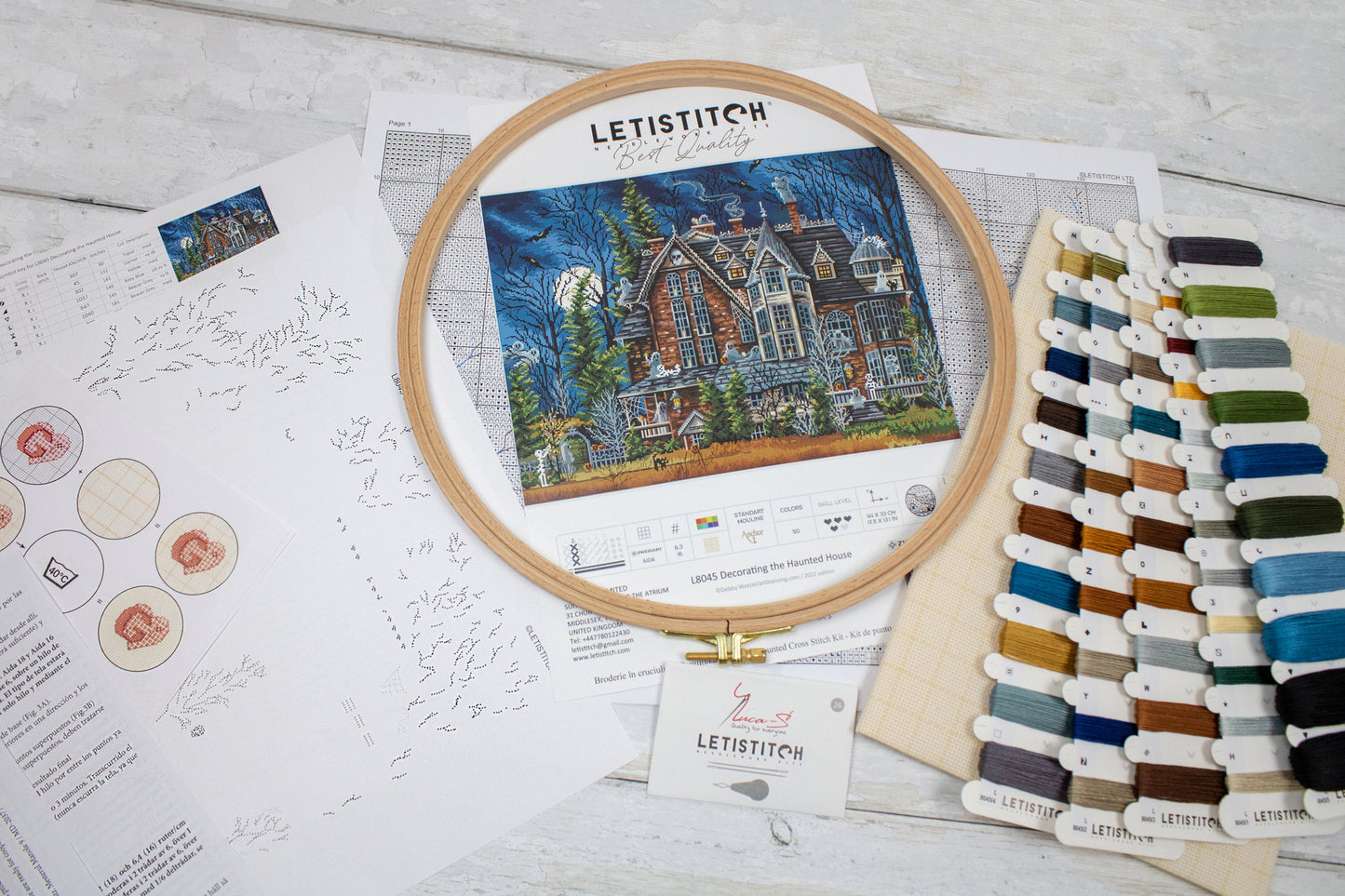 Set de brodat în cruciuliță LetiStitch - Decorarea Casei Bântuite