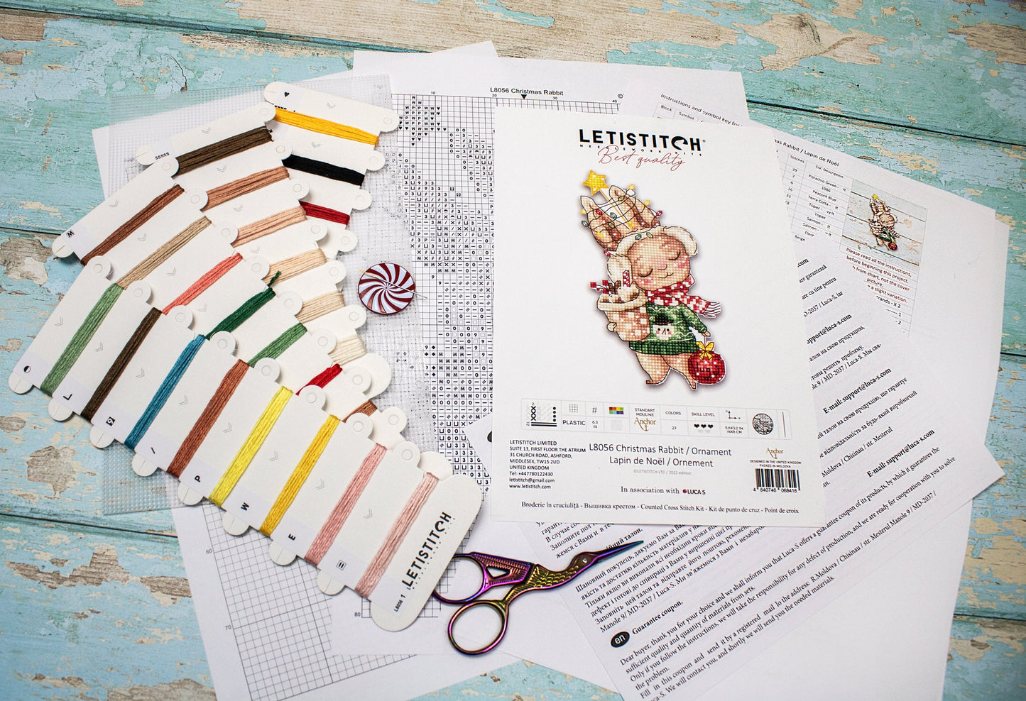 Set de brodat în cruciuliță LetiStitch - Iepurașul de Crăciun, L8056