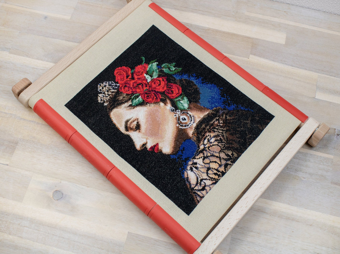 Set de brodat în cruciuliță LetiStitch - Muză, L8029