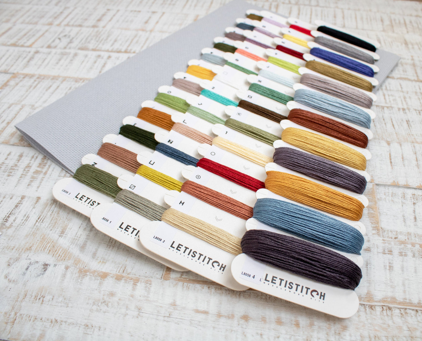 Set de brodat în cruciuliță LetiStitch - Palatul, L8058